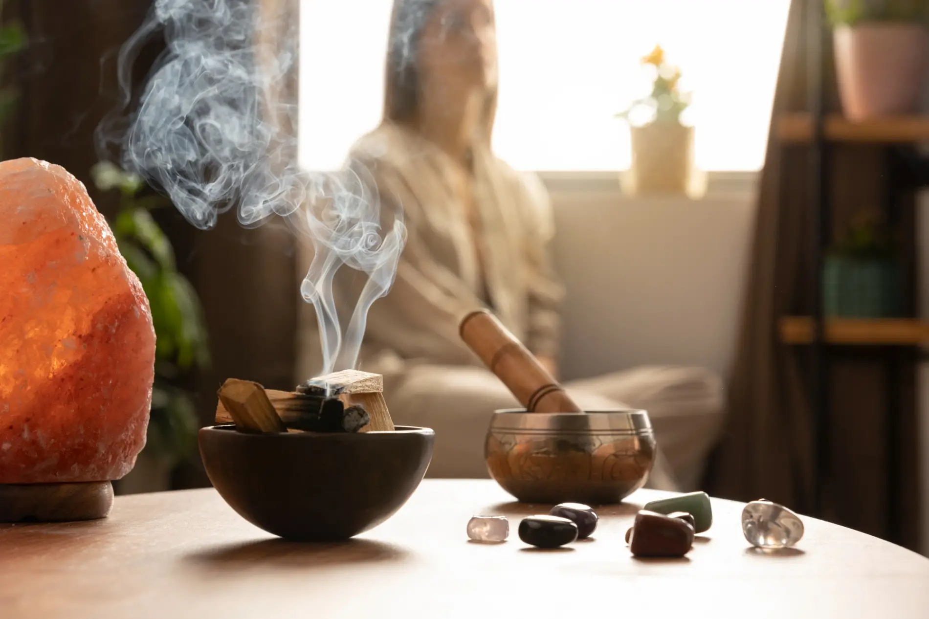 Fumigation d'un bâton de Palo Santo pour la purification d'un rituel de gris-gris.